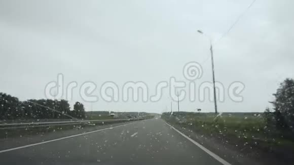 从潮湿的挡风玻璃看公路雨天开车视频的预览图