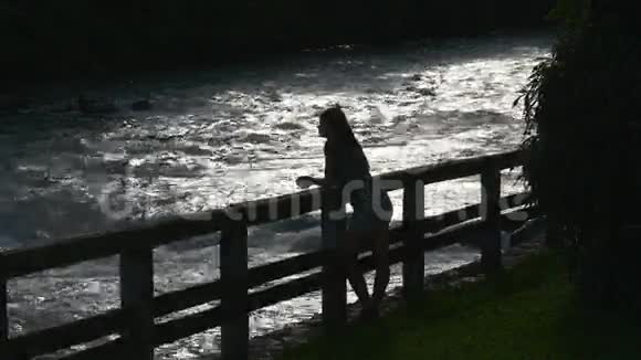 女孩靠近山河视频的预览图