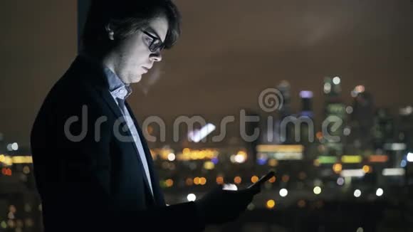 分析师在互联网上浏览财务数据夜晚全景城市视频的预览图