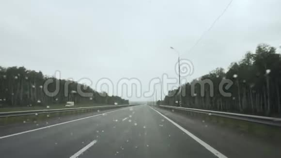 从潮湿的挡风玻璃看公路雨天开车视频的预览图