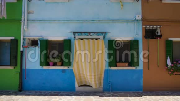 美丽的蓝色家园位于布拉诺岛五颜六色的街道舒适的意大利住宅视频的预览图