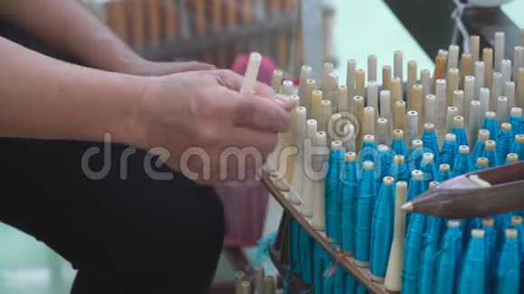 从手工编织机编织丝绸视频的预览图