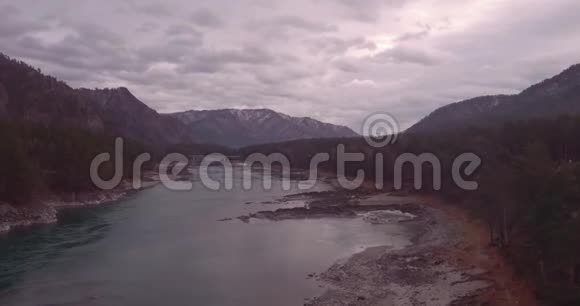 空中观景飞过山河林谷秋天的风景4K视频的预览图