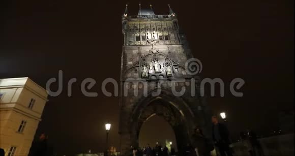 布拉格查尔斯大桥上的老城塔时间推移布拉格老城广角从底部俯瞰视频的预览图