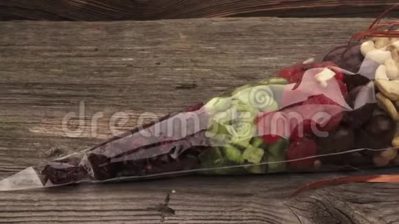 玻璃纸中的糖果水果坚果和蔓越莓视频的预览图