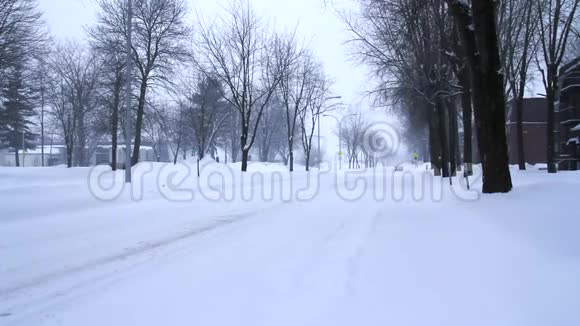 早晨下雪的冬天街道视频的预览图