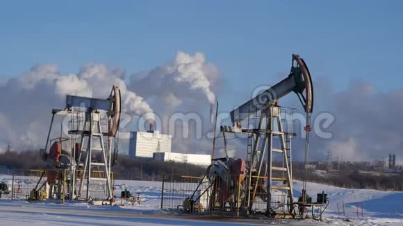 石油化工厂背景下原油生产操作泵视频的预览图