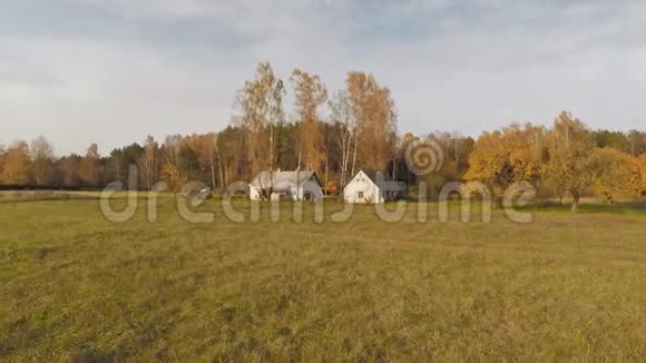 俄罗斯小村庄秋天是一年中的时间空中运动视图视频的预览图