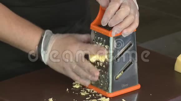 男人在烤架上烤奶酪视频的预览图