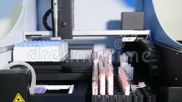 实验室分析诊断机装有带血的容器或试管的机器人机械臂视频的预览图