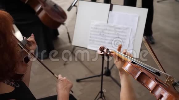 排练音乐家在音乐台旁边演奏音符视频的预览图