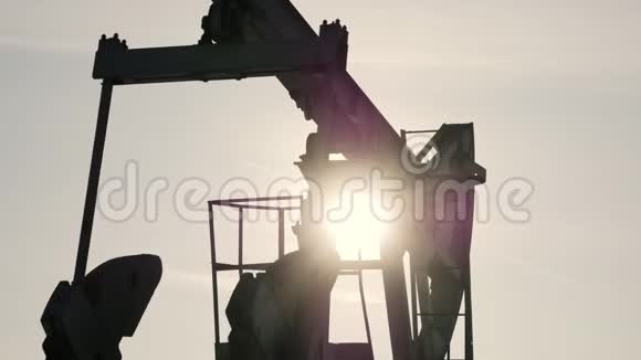 太阳背景下工作油泵的特写视频的预览图