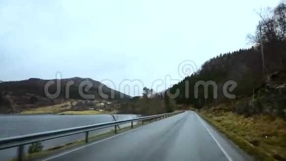 挪威沿河的道路什维列夫视频的预览图