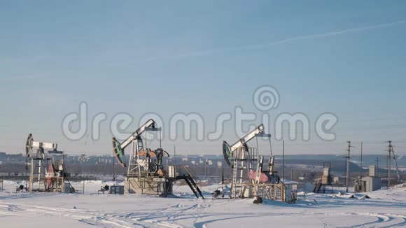 城市背景下冬季油田的工作油泵视频的预览图
