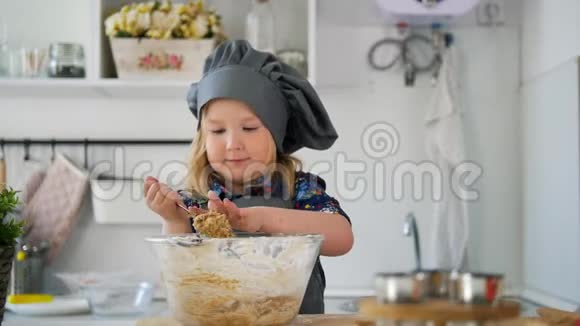小女孩面包师品尝饼干面团视频的预览图