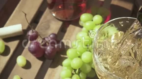 镜头在桌子上移动葡萄和葡萄酒慢镜头视频的预览图