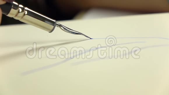 慢镜头艺术家女孩用蓝墨水画一支钢笔特写视频的预览图