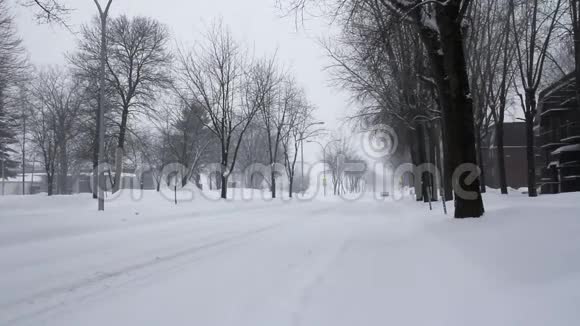 早晨下雪的冬天街道视频的预览图