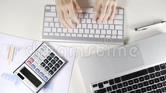 女商人在办公室工作在白色办公桌上用键盘电脑打字电子邮件视频的预览图