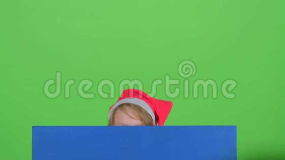 戴帽子的少年从绿色屏幕上的木板上出现视频的预览图
