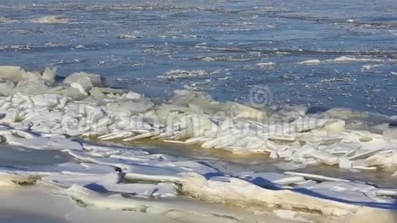 冻在一条又大又快的河流上一月俄罗斯视频的预览图