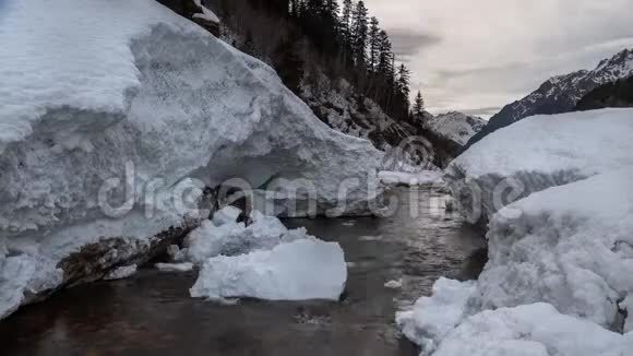 在山峰的背景下河流中山崩的积雪视频的预览图