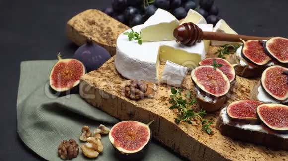带无花果和奶油山羊奶酪的布鲁切塔视频的预览图