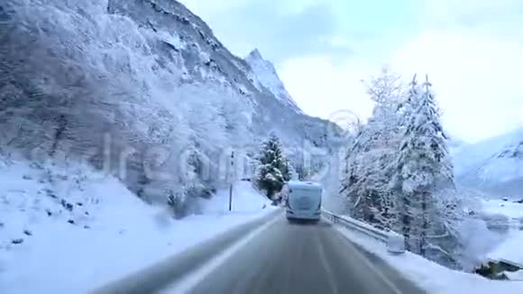 卡车正在挪威山区的一条冬季公路上行驶什维列夫视频的预览图