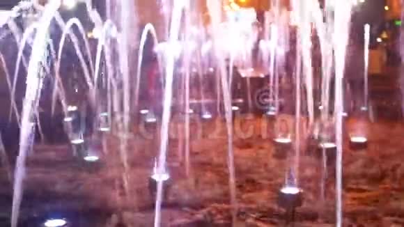 喷泉波光粼粼的水夜视频的预览图