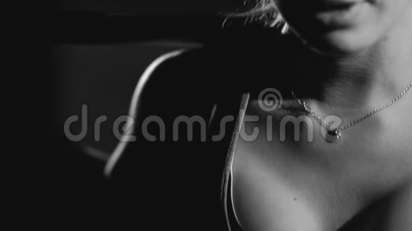 健康俱乐部里一个有魅力的运动女人蹲着杠铃的肖像黑白照片视频的预览图