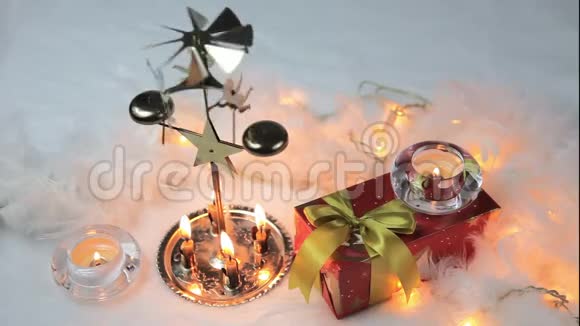 用蜡烛和礼物合上圣诞灯笼的电影白色毛皮上的圣诞装饰视频的预览图