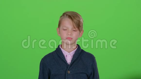 男孩举起手在绿色屏幕上显示比特币视频的预览图