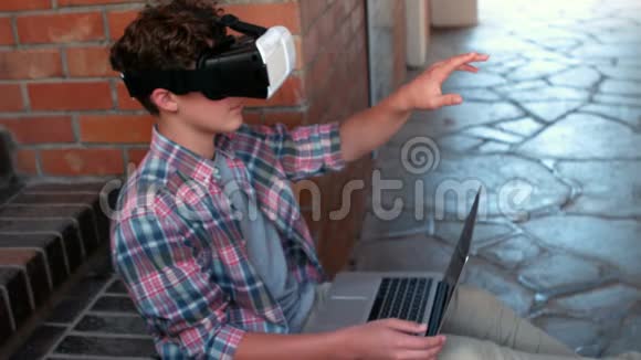 带着活力耳机的男生使用笔记本电脑视频的预览图