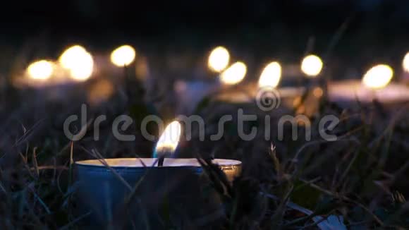 夜晚的草地上有蜡烛视频的预览图