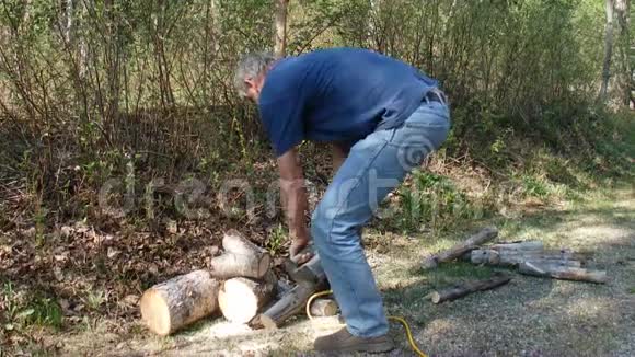 一个用电锯砍柴的人视频的预览图