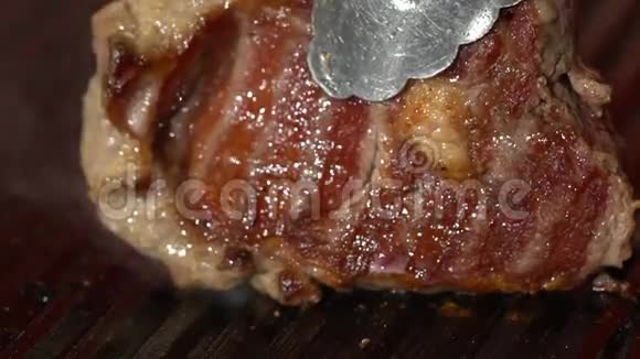 汤斯拿着烤猪肉排骨背景烧烤炉视频的预览图