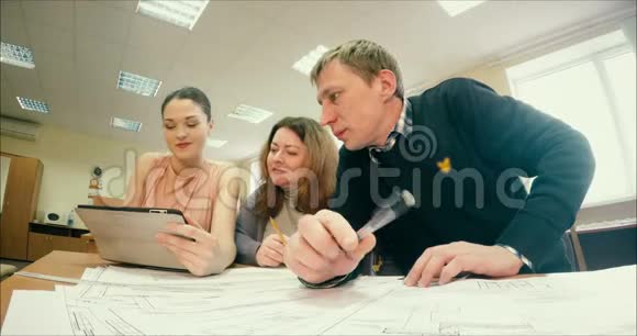 办公室里有三个带平板电脑的员工视频的预览图
