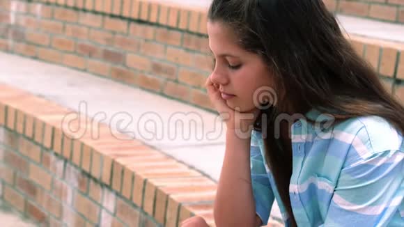担心的女学生坐在校园里视频的预览图