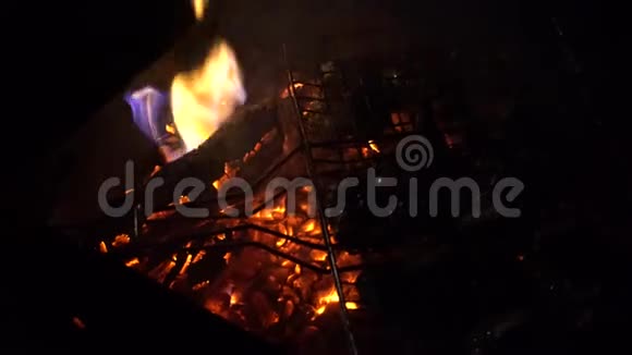 夜间烧烤多汁的肉块在煤上蒸视频的预览图