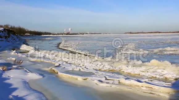 伏尔加河仅在1月份部分冻结俄罗斯视频的预览图