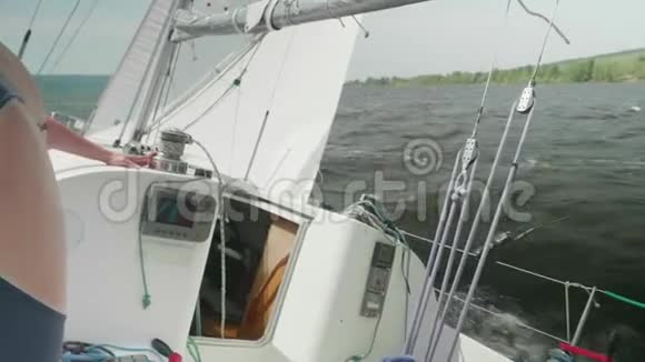 从游艇板块向右移动的视野船长用舵柄管理游艇视频的预览图