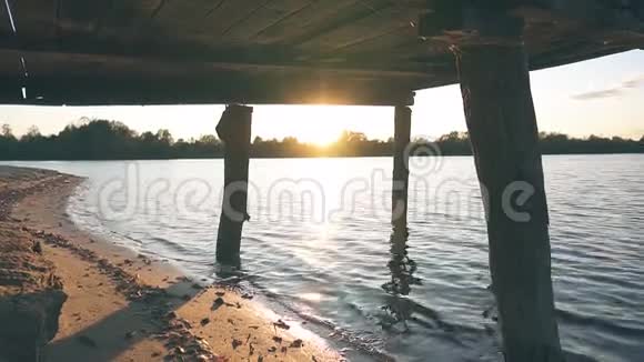 在夕阳下河上的木墩视频的预览图