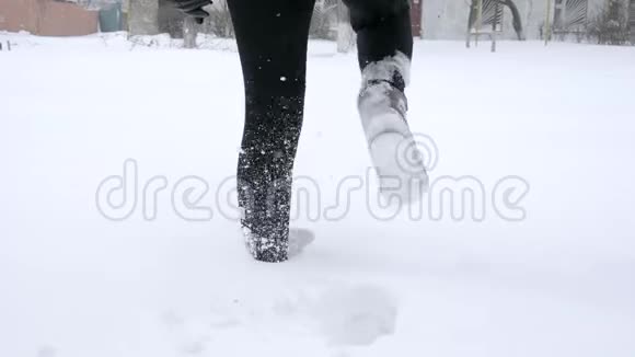 恶劣的天气人们在寒冷的冬天走在雪地上视频的预览图