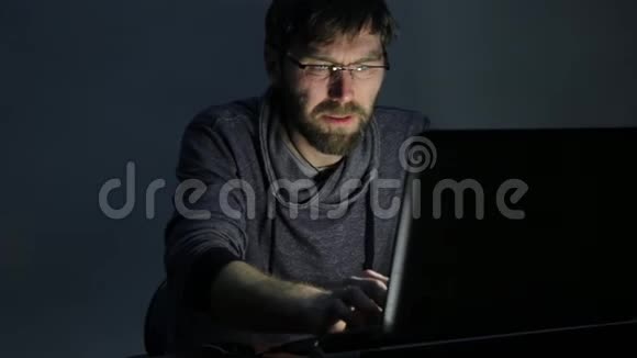 沮丧的胡须男在笔记本电脑上工作非常惊讶和沮丧视频的预览图