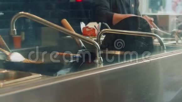 博克市场餐厅锅中餐烹调手的看法视频的预览图