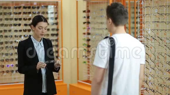 女视镜师给人看光学眼镜视频的预览图