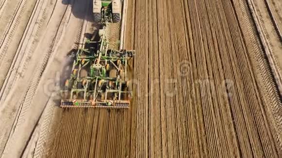 拖拉机在犁地上俯视种植蔬菜的农业领域视频的预览图