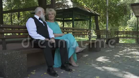 年长的女人做了一对屈膝而快乐的老年夫妇开始跳舞视频的预览图