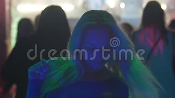 微笑着快乐的女人在夜总会跳舞享受凉爽的音乐慢节奏视频的预览图