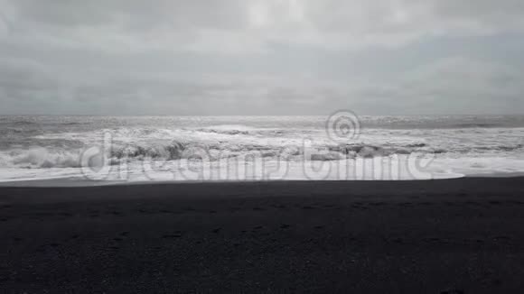 冰岛Vik南部海岸的雷尼斯菲哈拉黑色沙滩视频的预览图